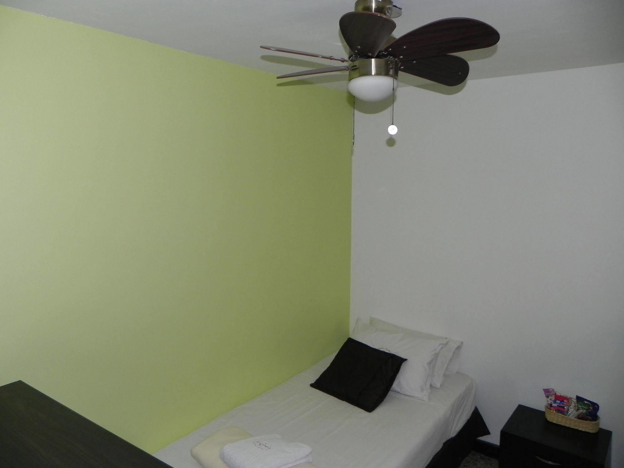Hostal Tamarindo Inn Медельїн Екстер'єр фото
