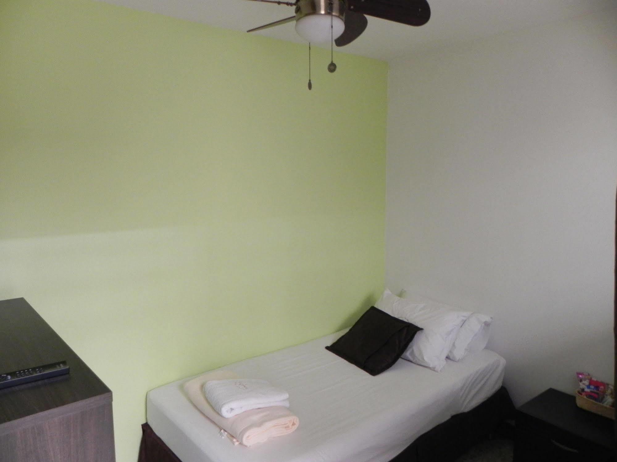 Hostal Tamarindo Inn Медельїн Екстер'єр фото