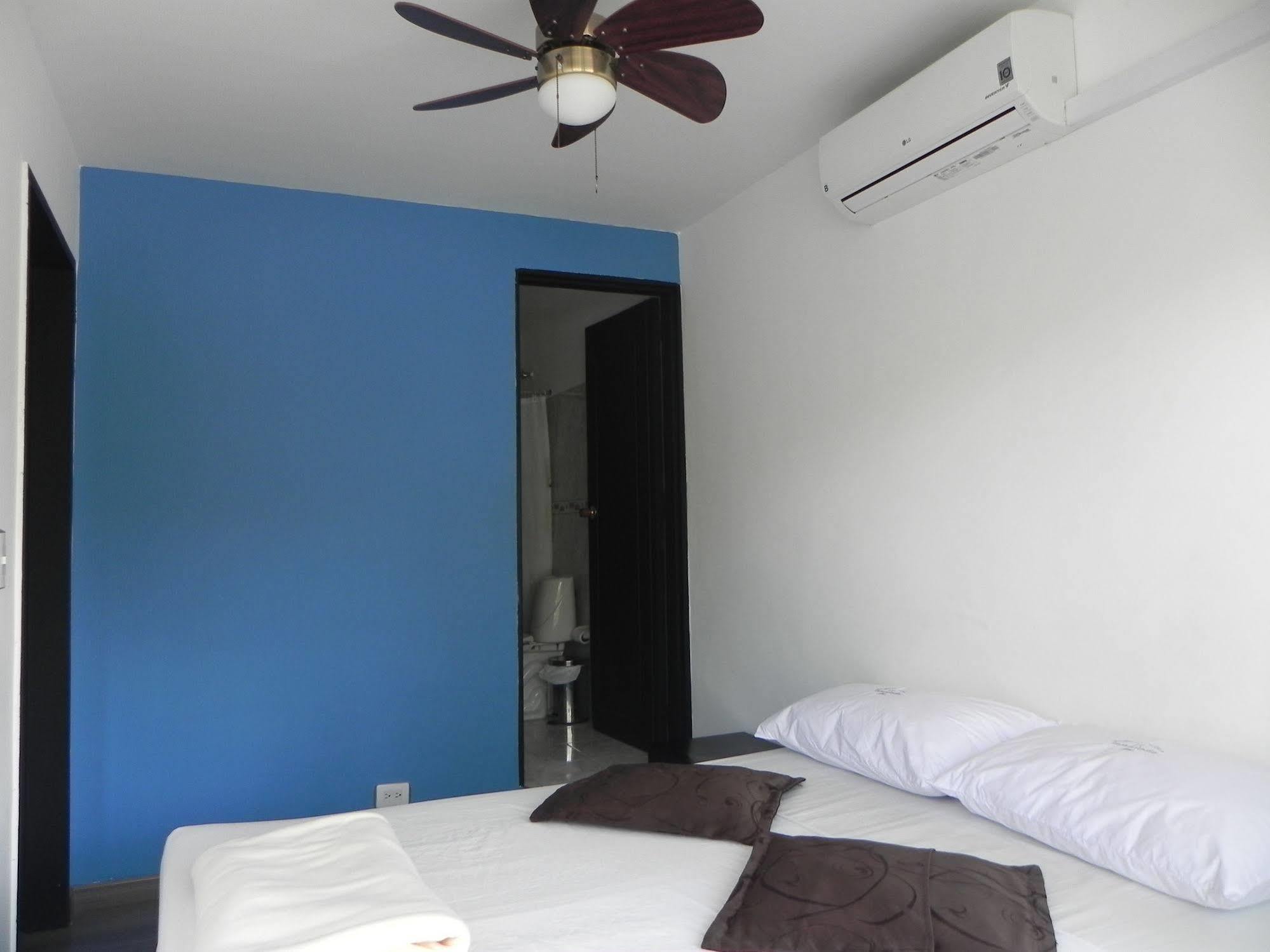 Hostal Tamarindo Inn Медельїн Екстер'єр фото