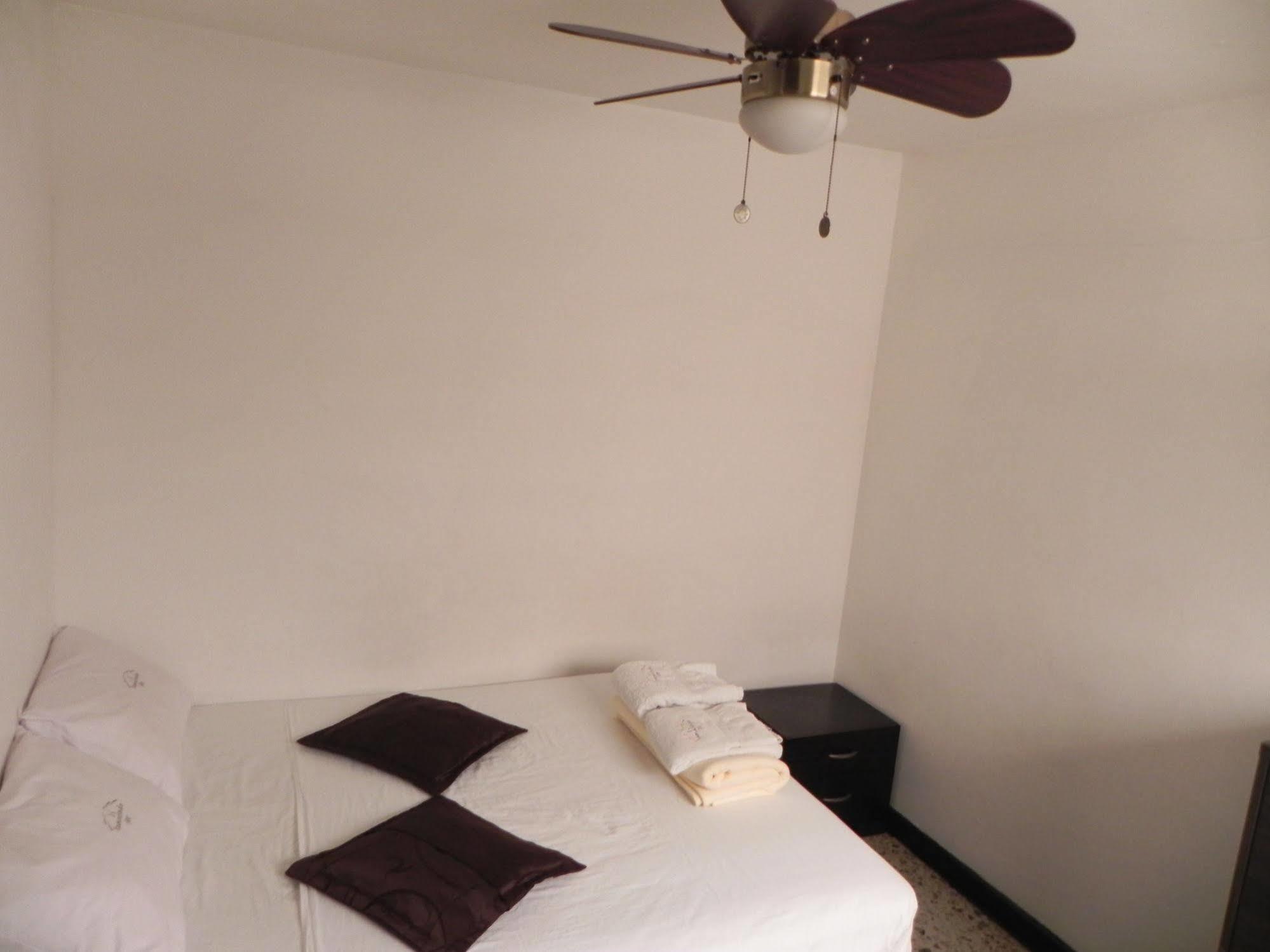 Hostal Tamarindo Inn Медельїн Екстер'єр фото